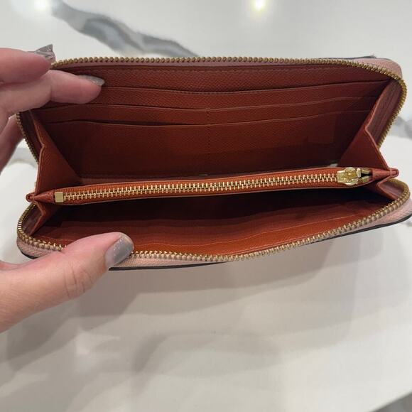 Coach Colorblock
Multifunctional Wallet
F25967 Blush/Terracotta - Picture 6 of 15